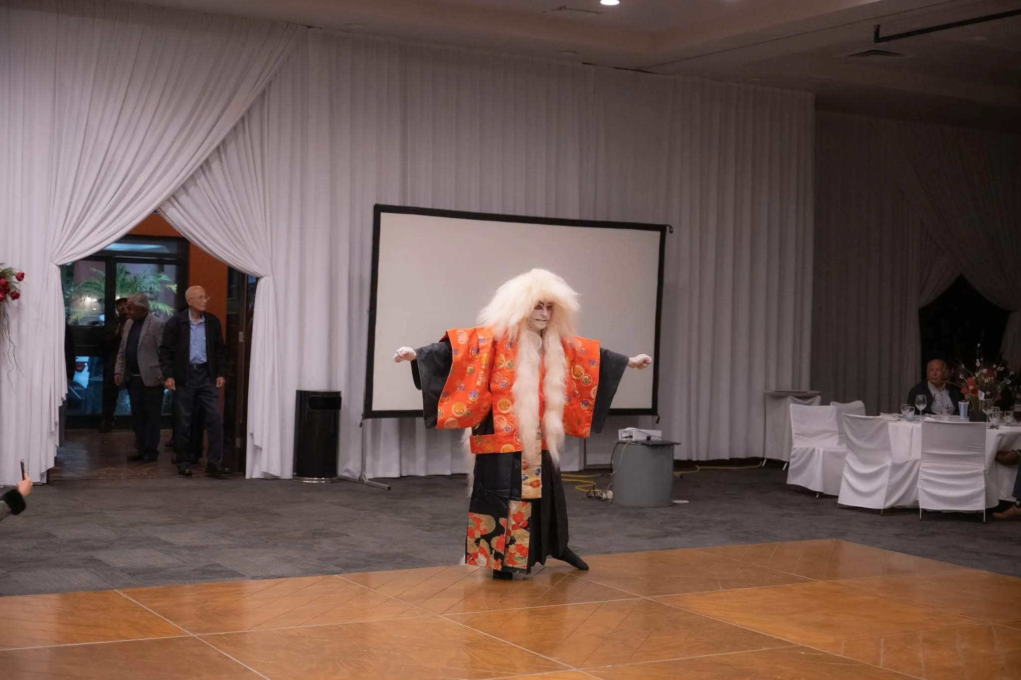 Intérprete con traje de kabuki y melena blanca durante una presentación del Centro